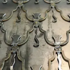 Detaljerad smide inredning med repetitiva mönster av metallfigurer. Vackert hantverk som ger karaktär.