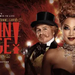 En kvinna med dramatisk makeup och en man med cylinderhatt och mustasch, bredvid en ung man. "Moulin Rouge! The Musical" i stora röda bokstäver.