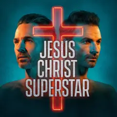 Två ansikten, som spegelbilder, flankerar ett neonkors. Texten "JESUS CHRIST SUPERSTAR STOCKHOLM" lyser i silver.