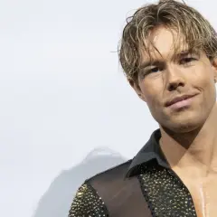 Andreas Wijk i en glittrande, genomskinlig skjorta, redo för Moulin Rouge.