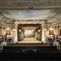 Den historiska Drottningholms teater med sin scenografi och sitt publikutrymme.