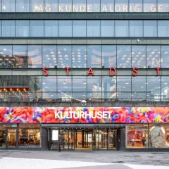 Stockholms kulturhus med en färgstark digital konstinstallation ovanför entrén.