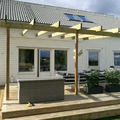 Nybyggd altan med pergola. Kanske dags för pergola bygglov? Utemöbler och förvaringslåda finns på plats.