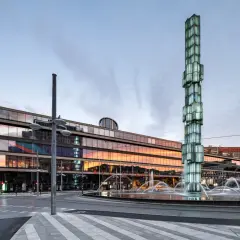 Kulturhuset Stadsteatern i Stockholm med fontän och en ljusskulptur.