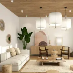 Ett ljust vardagsrum med japandi inredning. En vit soffa, trädetaljer och en stor grön växt skapar en lugn atmosfär.