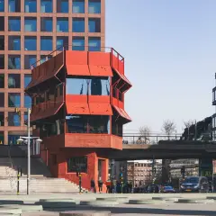 Det röda, utskjutande huset vid kulturhuset Sergels Torg sticker ut bland de moderna byggnaderna.