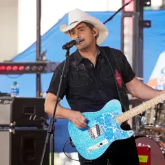 Brad Paisley, med vit cowboyhatt och blå gitarr, uppträder. Kanske en framtida spelning i Stockholm?