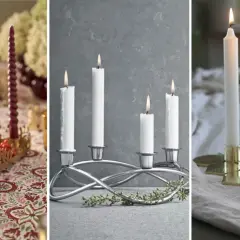 Tre adventsljusstakar med tända ljus. En med vridna röda ljus i en guldig ljusstake, en med vita ljus i en silverfärgad ljusstake och en med vita ljus i guldig ljusstake med löv.