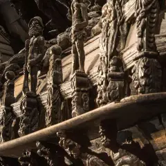Detaljerade träskulpturer på Vasamuseet i Stockholm, en fascinerande inblick i 1600-talets hantverk.