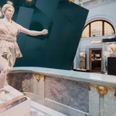 Antik staty i marmor i en modern museimiljö i Stockholm.