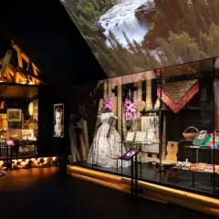 Nordiska museet visar nordbor och deras liv. Utställningen har kläder, föremål och bilder från förr.