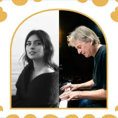 En ung kvinna och en man vid ett piano. Kanske en förhandsvisning av jazz på Skansen.