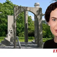 En kvinna tittar framför en betongskulptur i estelles skulpturpark.