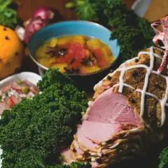 Ett saftigt julskinka med glasyr, omgiven av grönkål och julens alla smaker. Ett perfekt fotografiskt julbord.