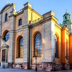 Storkyrkan i Gamla Stan, Stockholm, med sina stora valv och vackra fönster, badar i solljus.