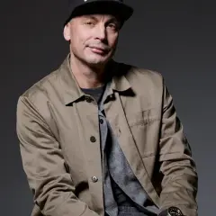 Petter ser ut att vara redo för en konsert, klädd i keps och jacka.