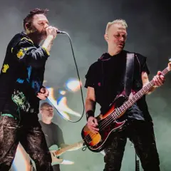 Kent från Eskilstuna på scen, sjunger i mikrofonen med en basist bredvid.