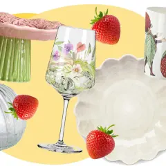 En härlig samling föremål som för tankarna till midsommar i Stockholm: jordgubbar, blommor, glas och porslin.