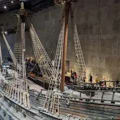 Imponerande Vasa-skepp i museets hall i centrala Stockholm. Besökare beundrar det välbevarade krigsskeppet.