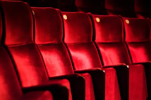 Tomma, röda sammetsstolar i en teatersalong, kanske på Södra Teatern, väntar på publiken.