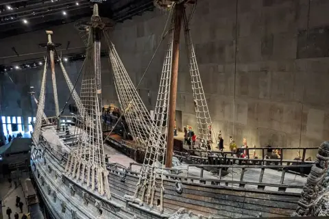 Vasa-skeppet i Stockholm, en imponerande syn av svensk historia, ger en känsla av stockholm americana.