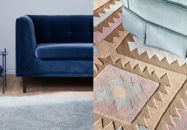 En mjuk, ljusblå matta med fransar framför en mörkblå soffa. Till höger syns en annan matta med geometriskt mönster i rosa, beige och vitt, som matchar en ljusblå soffa.