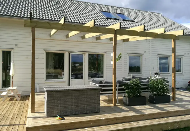 Nybyggd altan med pergola. Kanske dags för pergola bygglov? Utemöbler och förvaringslåda finns på plats.