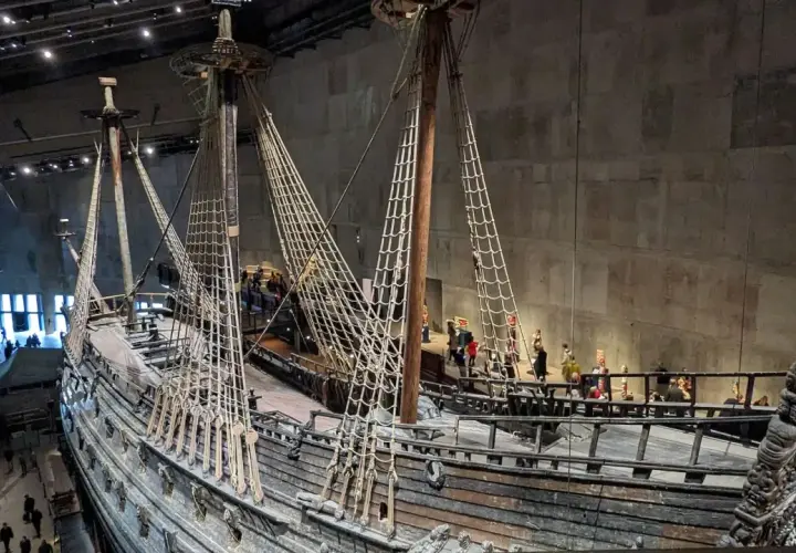 Vasa-skeppet i Stockholm, en imponerande syn av svensk historia, ger en känsla av stockholm americana.