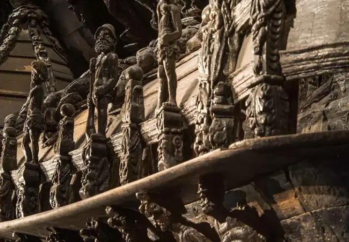 Detaljerade träskulpturer på Vasamuseet i Stockholm, en fascinerande inblick i 1600-talets hantverk.