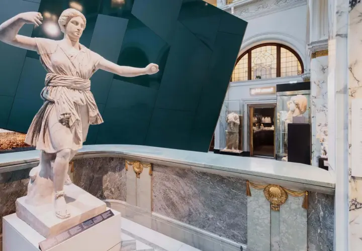 Antik staty i marmor i en modern museimiljö i Stockholm.