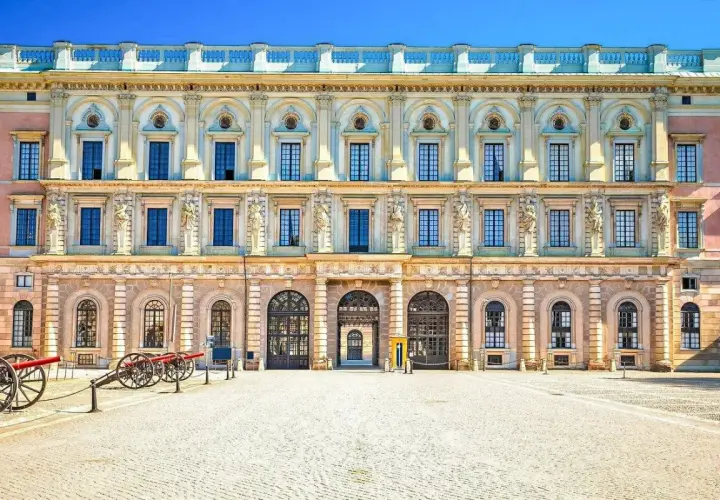 Det ståtliga Stockholms slott med sina kanoner på borggården.
