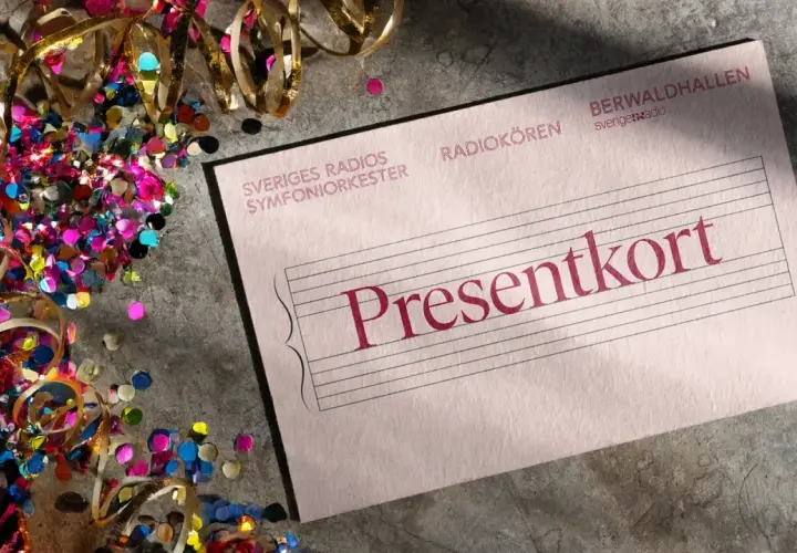 Presentkort till orgelkonsert i Stockholm. Konfetti och serpentiner runt ett presentkort för Sveriges Radios Symfoniorkester.
