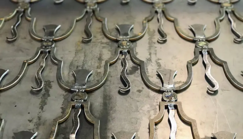 Detaljerad smide inredning med repetitiva mönster av metallfigurer. Vackert hantverk som ger karaktär.