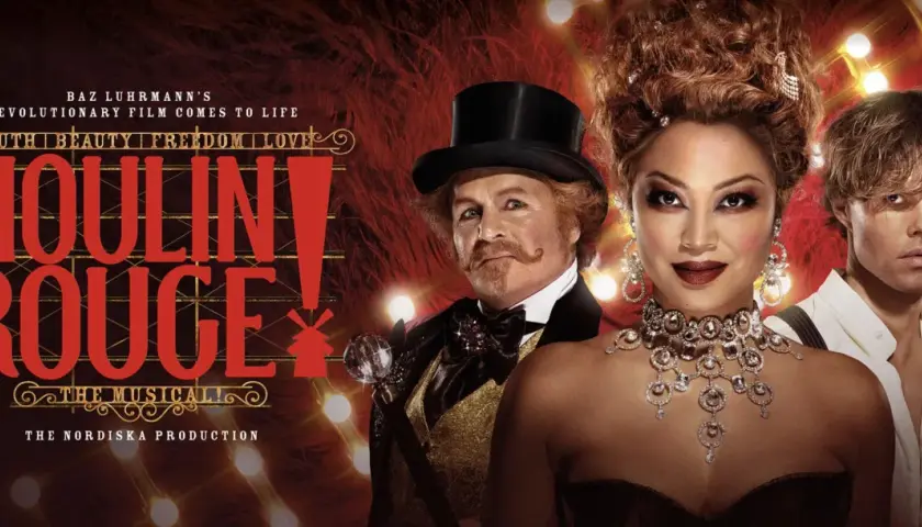 En kvinna med dramatisk makeup och en man med cylinderhatt och mustasch, bredvid en ung man. "Moulin Rouge! The Musical" i stora röda bokstäver.