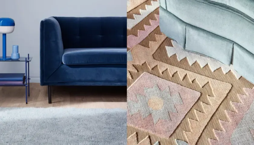 En mjuk, ljusblå matta med fransar framför en mörkblå soffa. Till höger syns en annan matta med geometriskt mönster i rosa, beige och vitt, som matchar en ljusblå soffa.