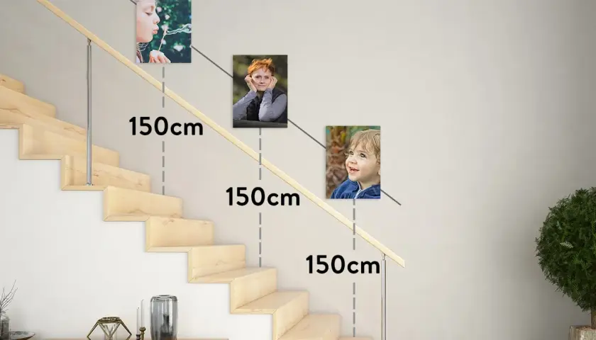 Tre tavlor med barn placerade längs en trappa, med måttangivelser på 150 cm.
