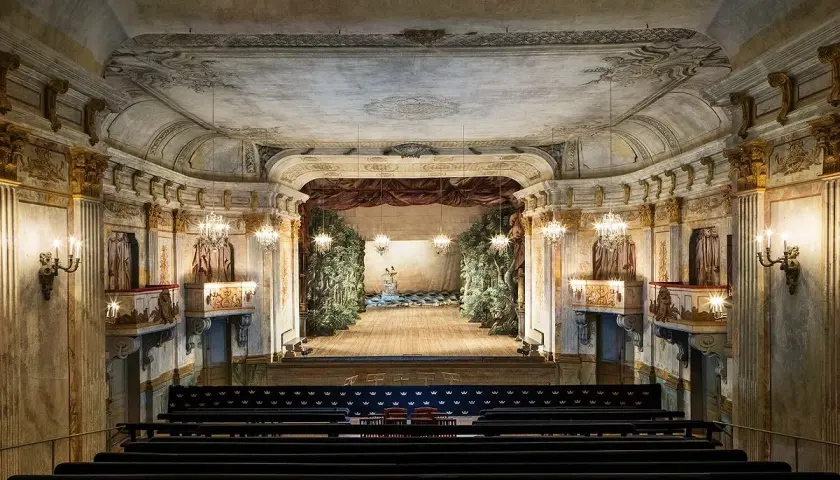 Den historiska Drottningholms teater med sin scenografi och sitt publikutrymme.