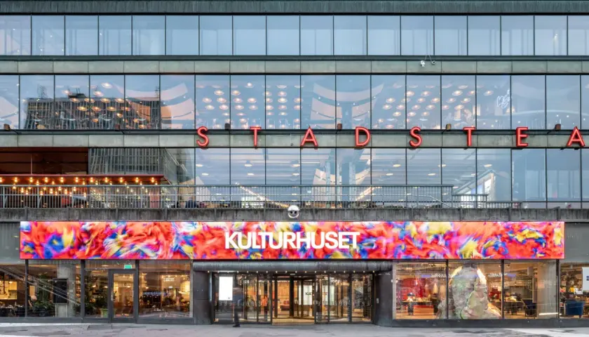 Stockholms kulturhus med en färgstark digital konstinstallation ovanför entrén.