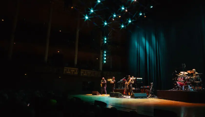 En jazzkonsert i Stockholm. Musiker spelar på scenen under stjärnliknande lampor.