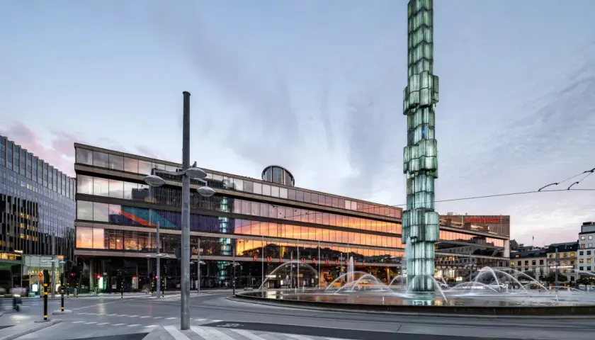 Kulturhuset Stadsteatern i Stockholm med fontän och en ljusskulptur.