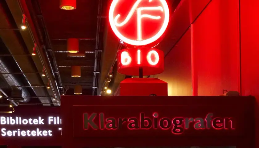 Rött neonskylt med "BIO" och en SF-logotyp ovanför entrén till Klarabiografen.