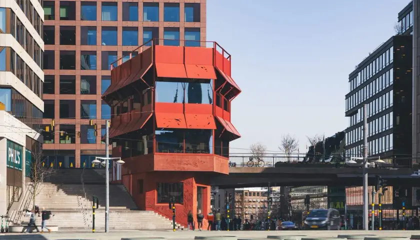 Det röda, utskjutande huset vid kulturhuset Sergels Torg sticker ut bland de moderna byggnaderna.