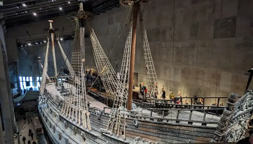 Vasa-skeppet i Stockholm, en imponerande syn av svensk historia, ger en känsla av stockholm americana.