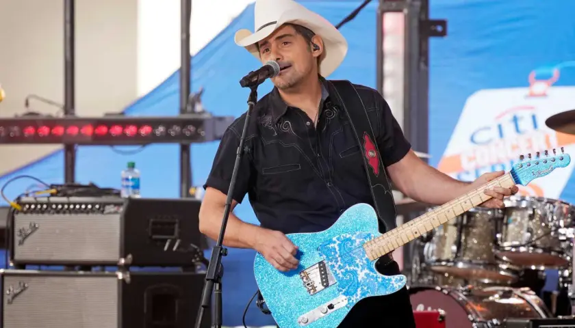 Brad Paisley, med vit cowboyhatt och blå gitarr, uppträder. Kanske en framtida spelning i Stockholm?