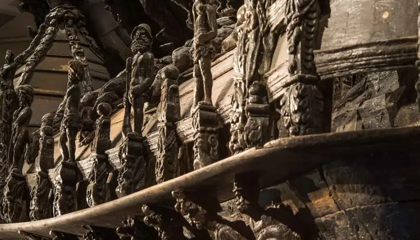 Detaljerade träskulpturer på Vasamuseet i Stockholm, en fascinerande inblick i 1600-talets hantverk.