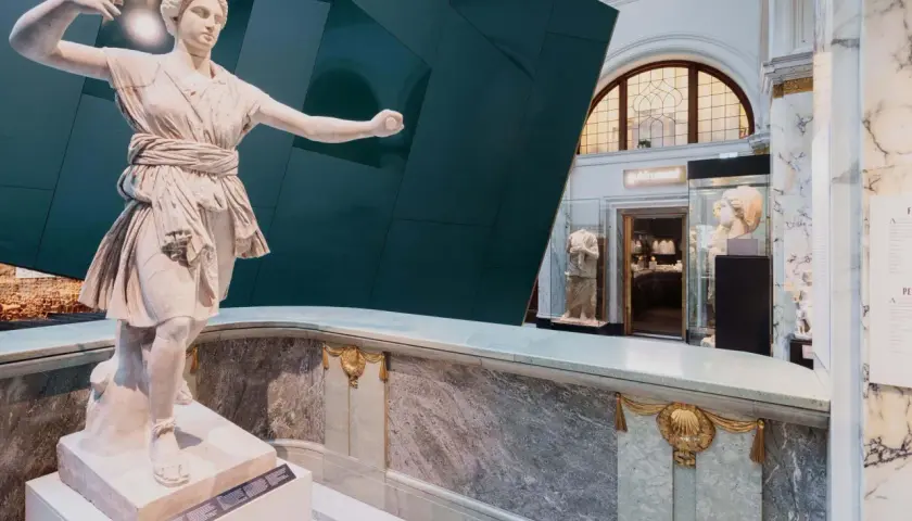 Antik staty i marmor i en modern museimiljö i Stockholm.