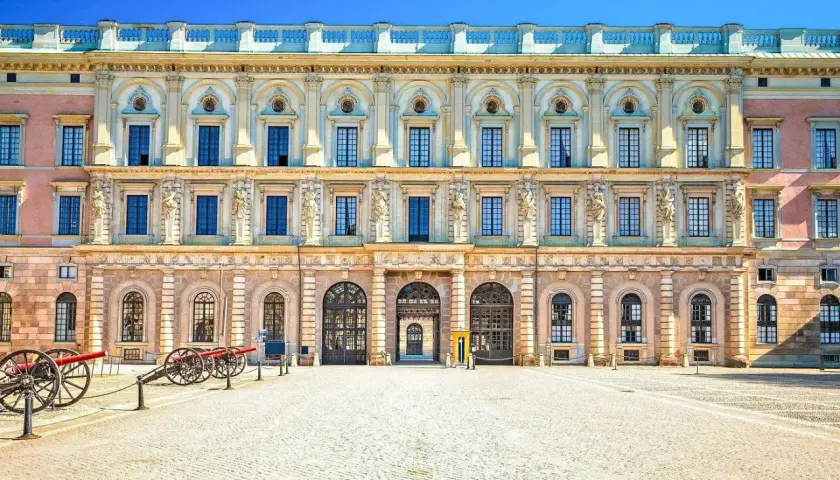 Det ståtliga Stockholms slott med sina kanoner på borggården.