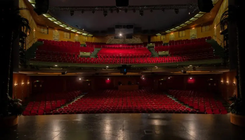 Tomma röda sammetsstolar i en teatersalong, redo för publiken på China Teatern Stockholm.
