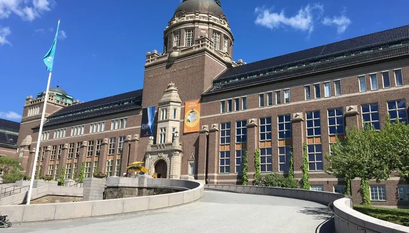 Imponerande byggnad för Naturhistoriska riksmuseet i Stockholm. En blå flagga vajar stolt.