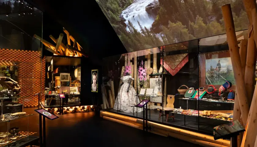 Nordiska museet visar nordbor och deras liv. Utställningen har kläder, föremål och bilder från förr.
